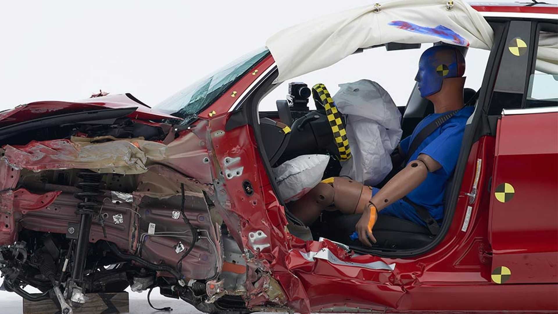 У США пройшли нещадні краш-тести Tesla Model 3: епічне відео