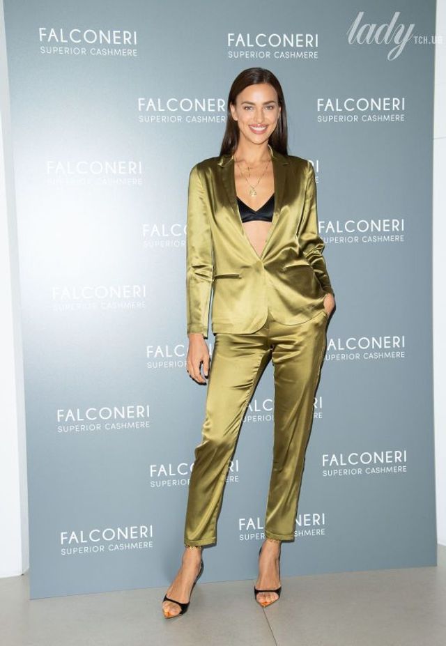 Ірина Шейк засвітила білизну у відвертому піджаку - фото 356398