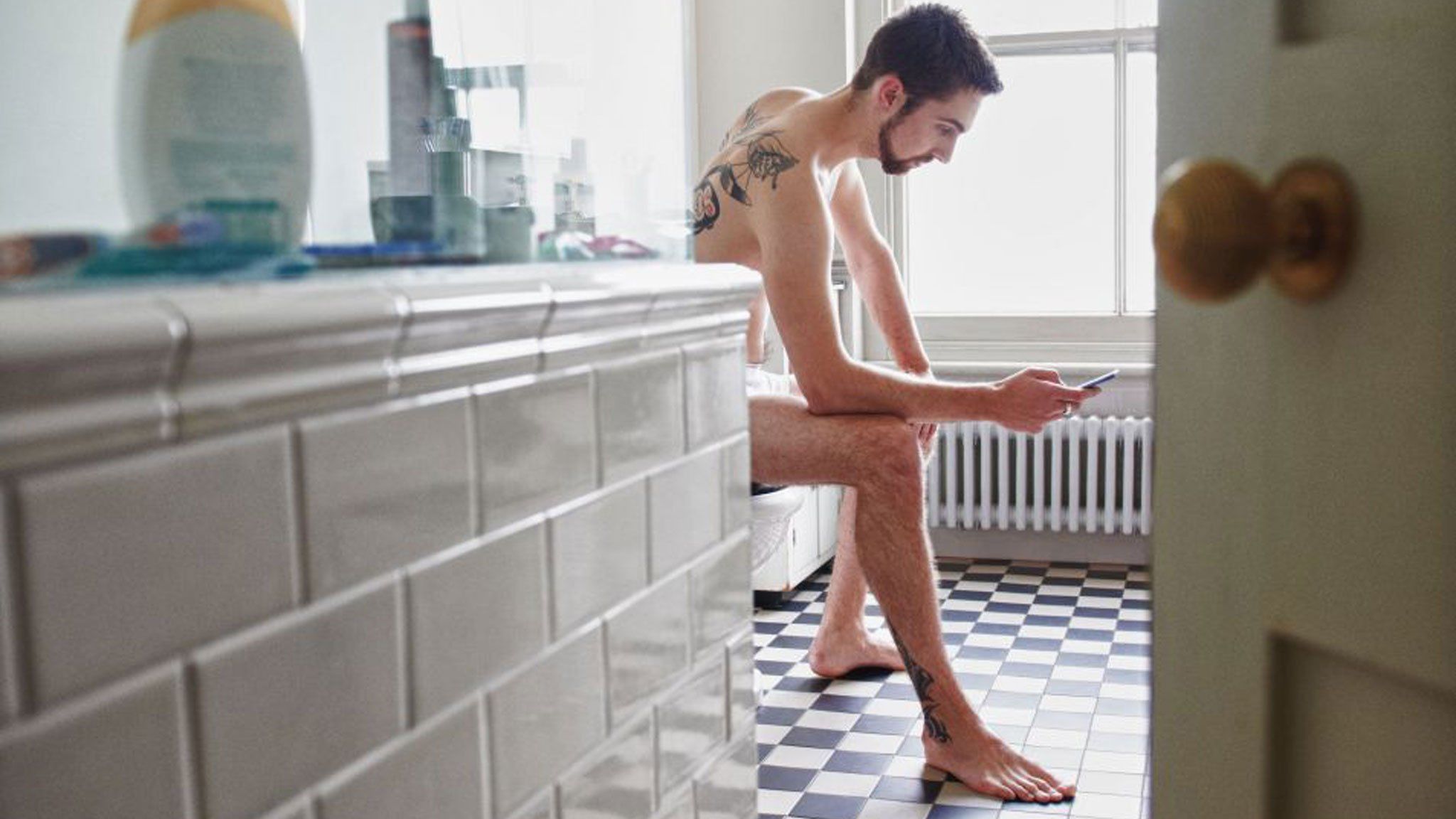 Чому не можна брати смартфон в туалет - фото 1