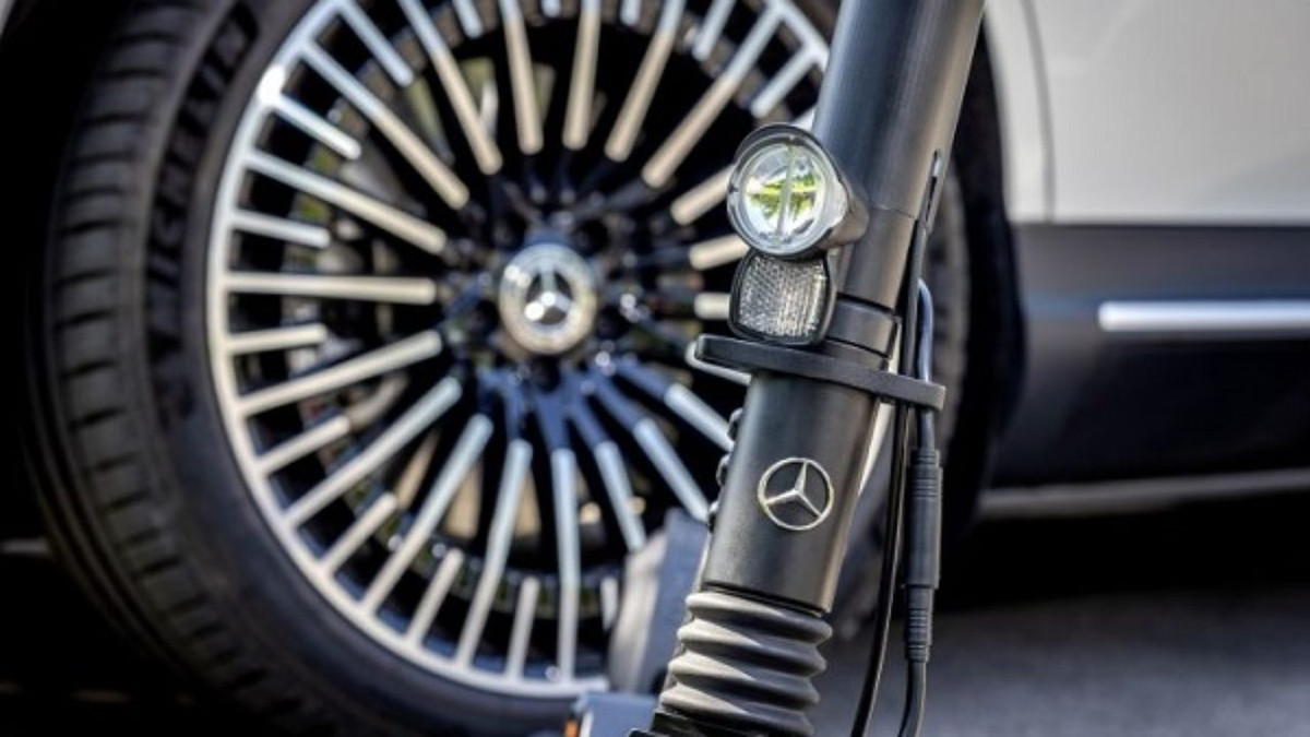 Електросамокат від Mercedes – перша проба компанії у цьому сегменті - фото 1