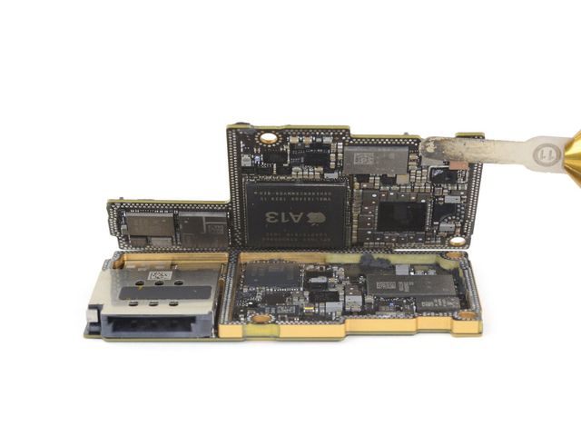 Фахівці iFixit розібрали iPhone 11 Pro Max: що цікавого ховається всередині - фото 356624