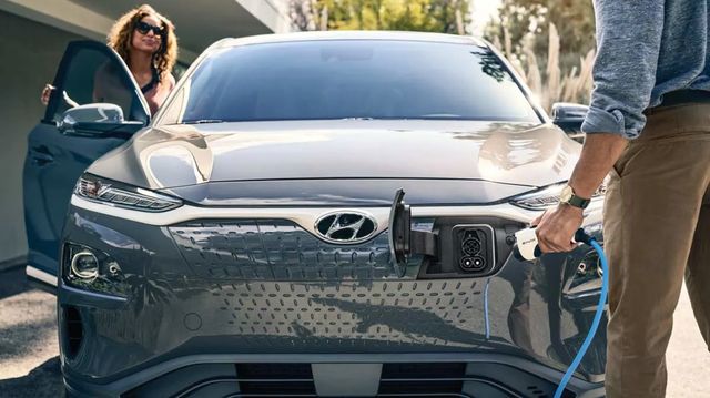 Такі думки виникають через те, що процес зарядки бачать не так часто - фото 356635