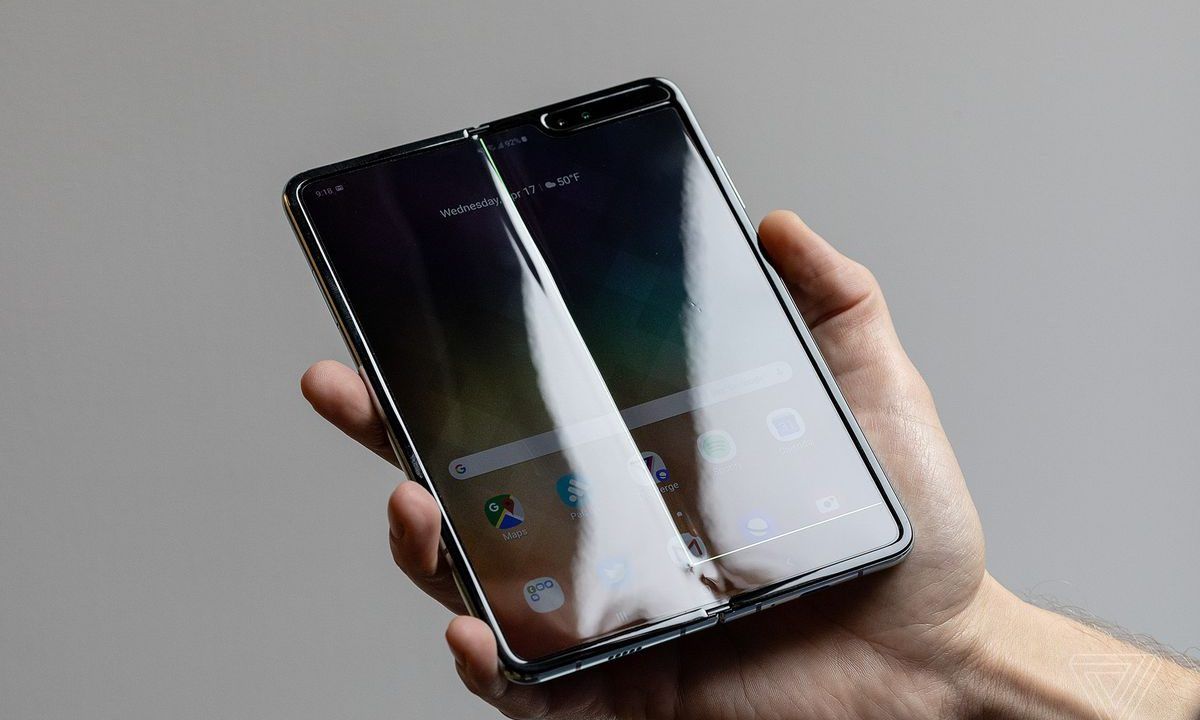 Samsung Galaxy Fold – досі дуже "ніжний" гаджет - фото 1