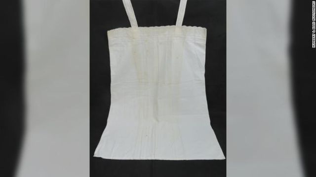 У Британії на аукціоні продали спальний комплект дружини Гітлера: фото - фото 356701