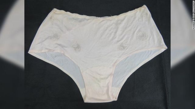 У Британії на аукціоні продали спальний комплект дружини Гітлера: фото - фото 356702