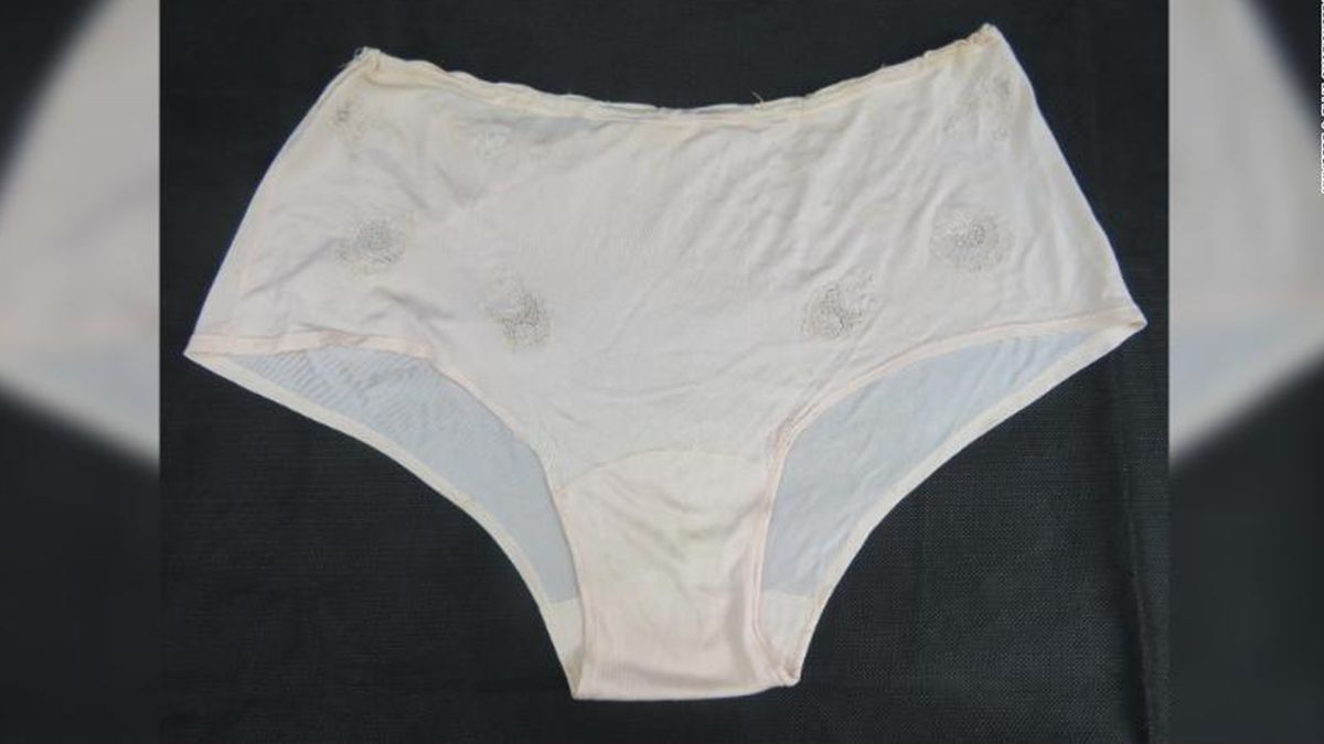 У Британії на аукціоні продали спальний комплект дружини Гітлера: фото