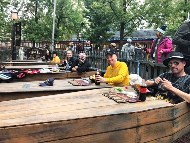 Фестиваль страху: у США платять 600 доларів тим, хто пролежить з дружиною в труні 30 годин - фото 356762