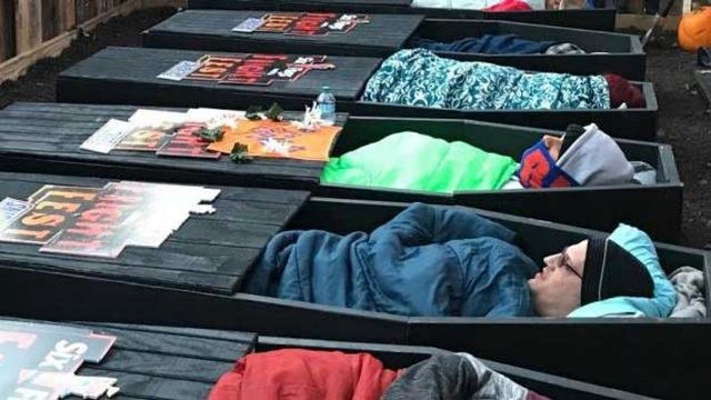 Фестиваль страху: у США платять 600 доларів тим, хто пролежить з дружиною в труні 30 годин - фото 356763