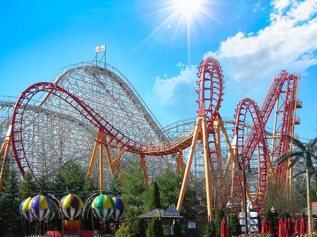 Фестиваль страху: у США платять 600 доларів тим, хто пролежить з дружиною в труні 30 годин - фото 356764