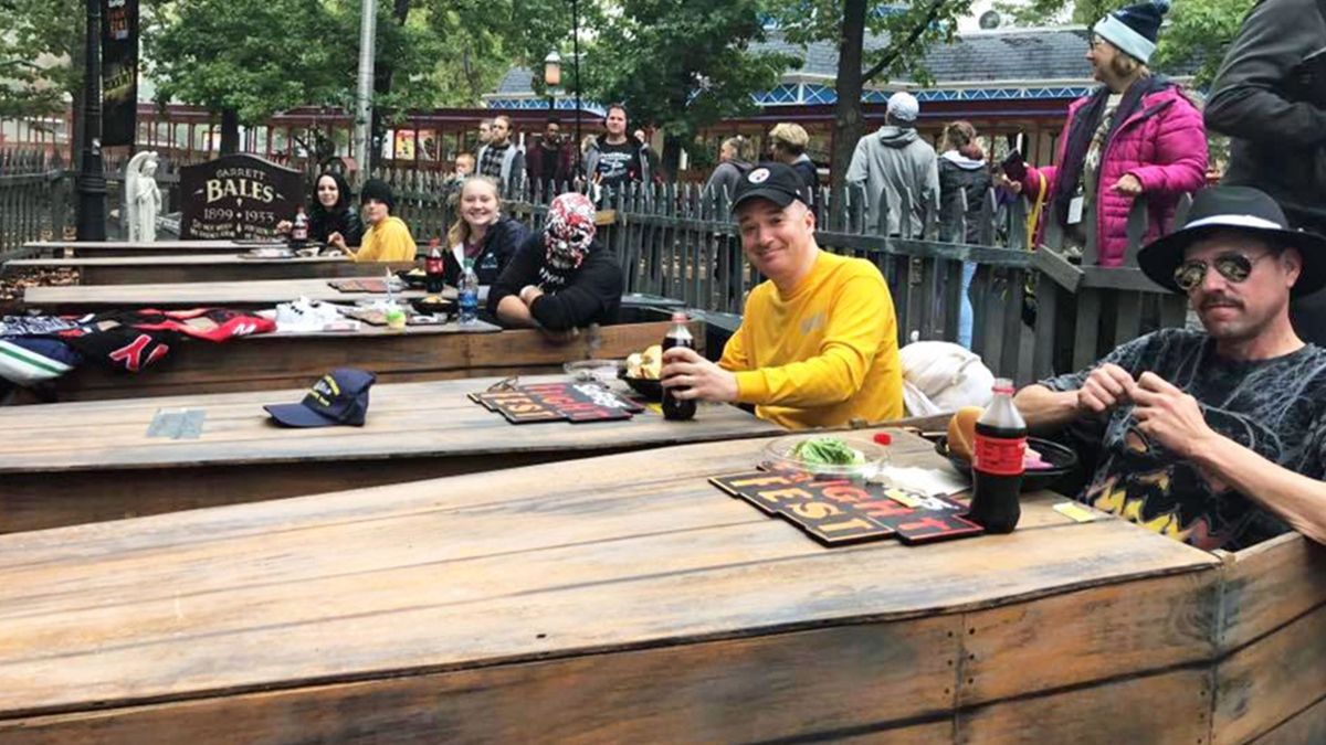 Фестиваль страху: у США платять 600 доларів тим, хто пролежить з дружиною в труні 30 годин