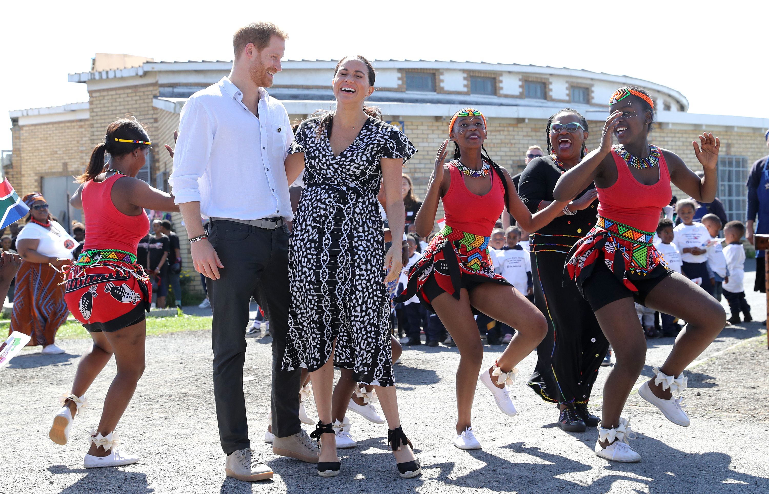 Меган Маркл і принц Гаррі станцювали під час візиту до Африки, але щось пішло не так