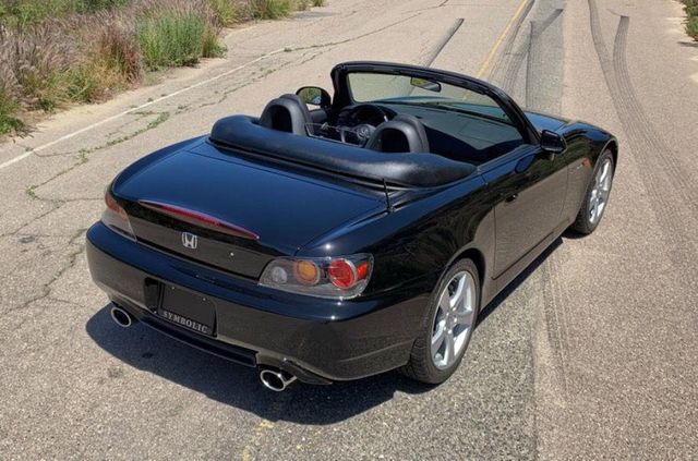 Honda S2000 майже без пробігу продають за ціною Porsche 911 - фото 356848