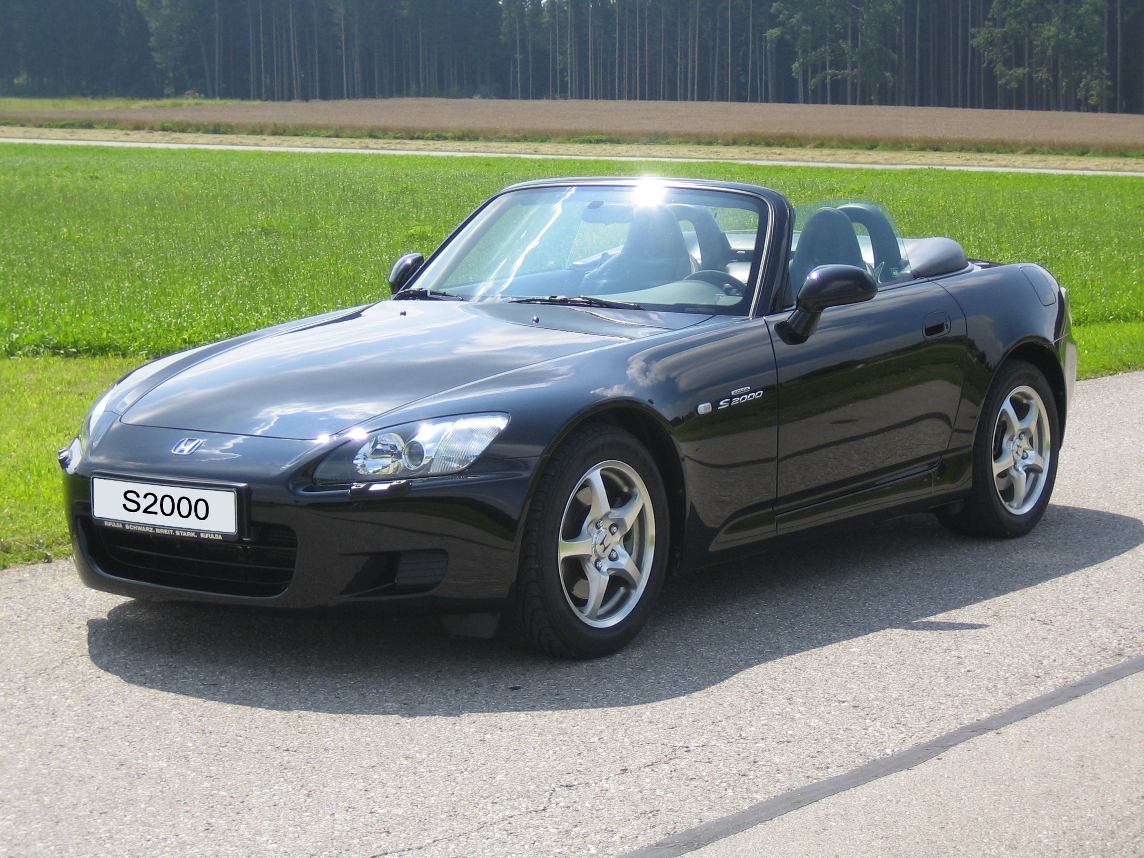 Honda S2000 майже без пробігу продають за ціною Porsche 911