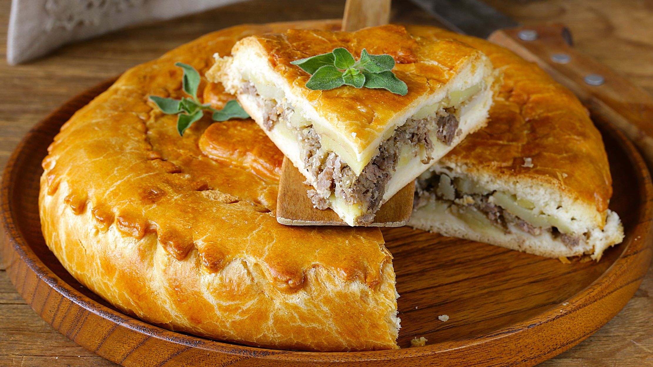 Смачний пиріг без духовки з м'ясною начинкою: рецепт