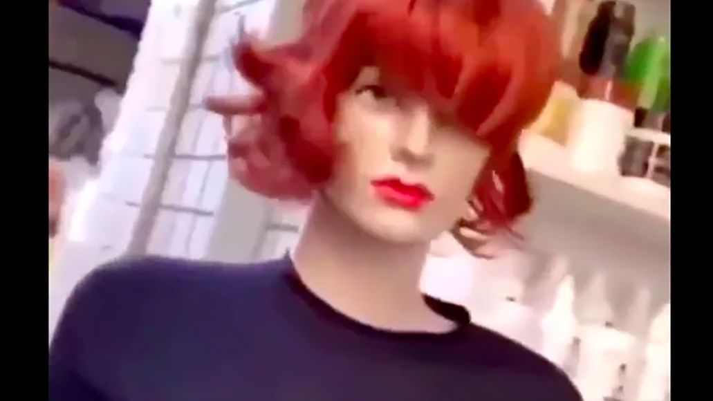 Тремтячий манекен став мемом на всі випадки життя (смішне відео)