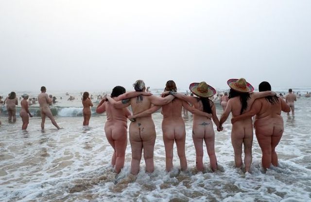 В Англії сотні оголених людей покупалися в крижаному морі: фото (18+) - фото 356979