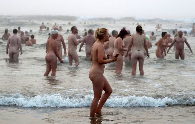 В Англії сотні оголених людей покупалися в крижаному морі: фото (18+) - фото 356980