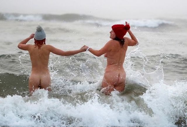 В Англії сотні оголених людей покупалися в крижаному морі: фото (18+) - фото 356981