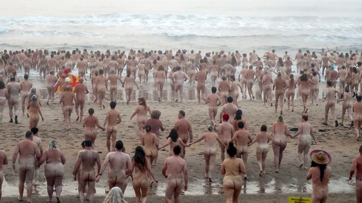 В Англії сотні оголених людей покупалися в крижаному морі: фото (18+)