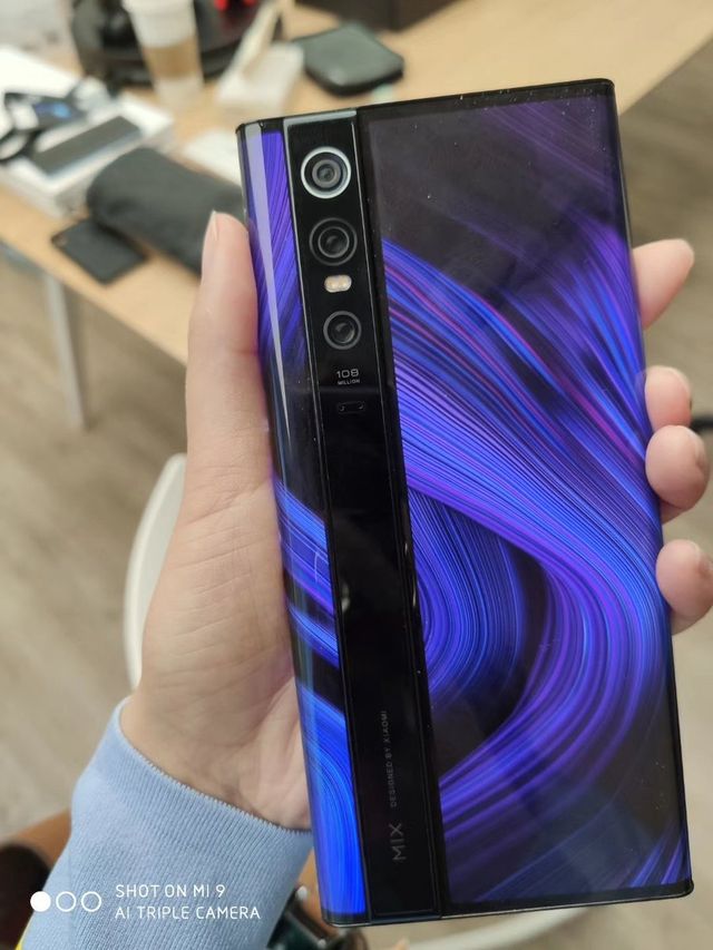 Xiaomi представила Mi Mix Alpha: смартфон з екраном майже на всю площу корпусу - фото 357073