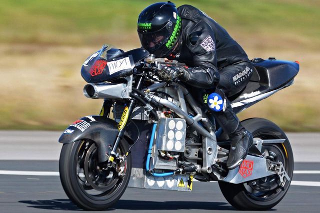 Гонщик розігнався до 317 кілометрів на годину - фото 357182