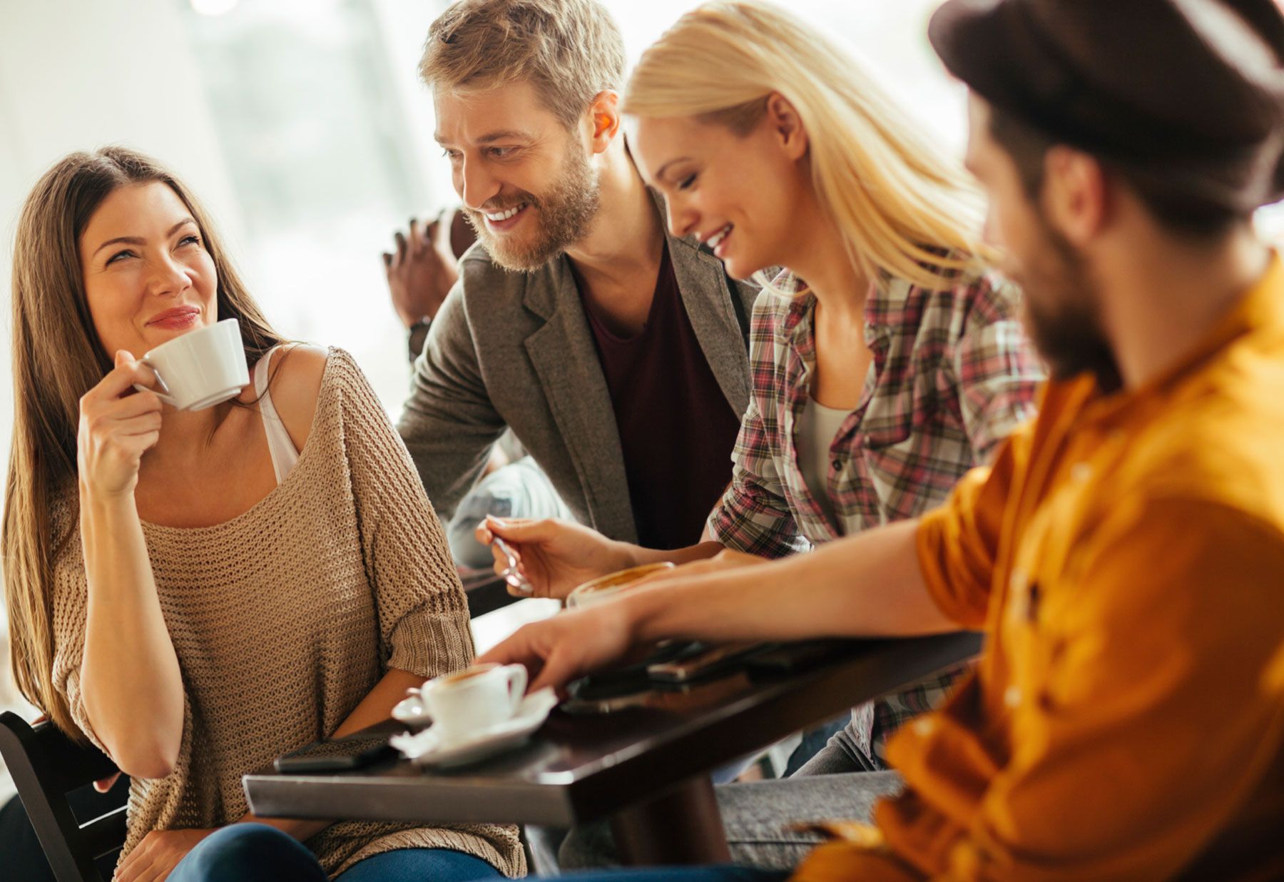 Науковці розповіли, чому інтровертам корисно іноді прикидатися екстравертами