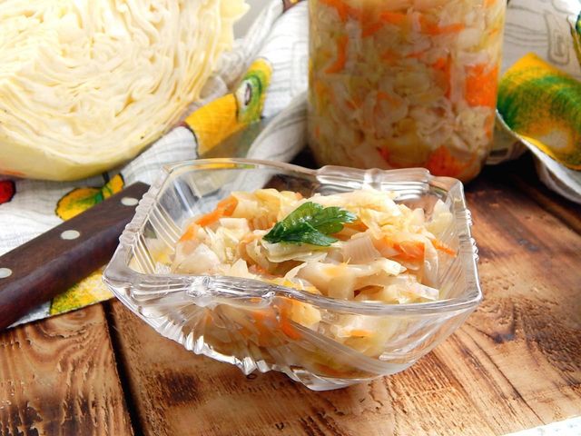 Квашена капуста на зиму: ТОП 7 швидких рецептів приготування вдома - фото 357251