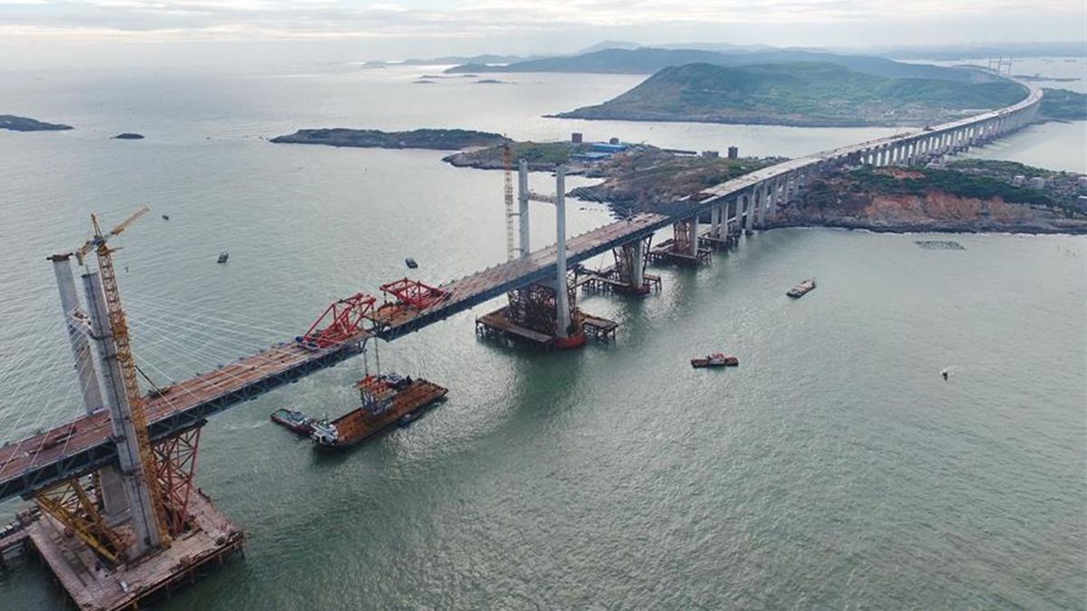 У Китаї побудували найдовший у світі міст: вражаючі кадри