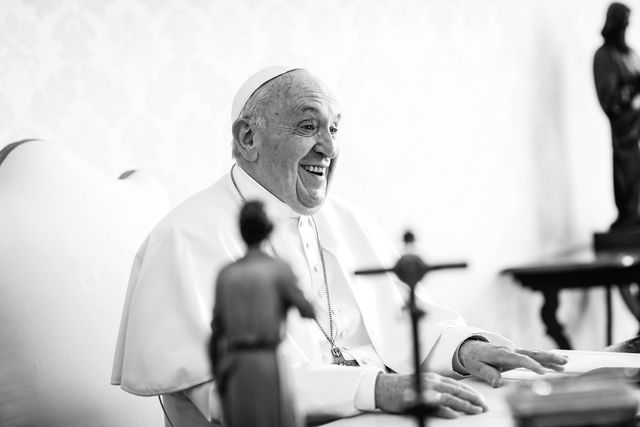 Папа Римський закликає скоротити кількість прикметників - фото 357464