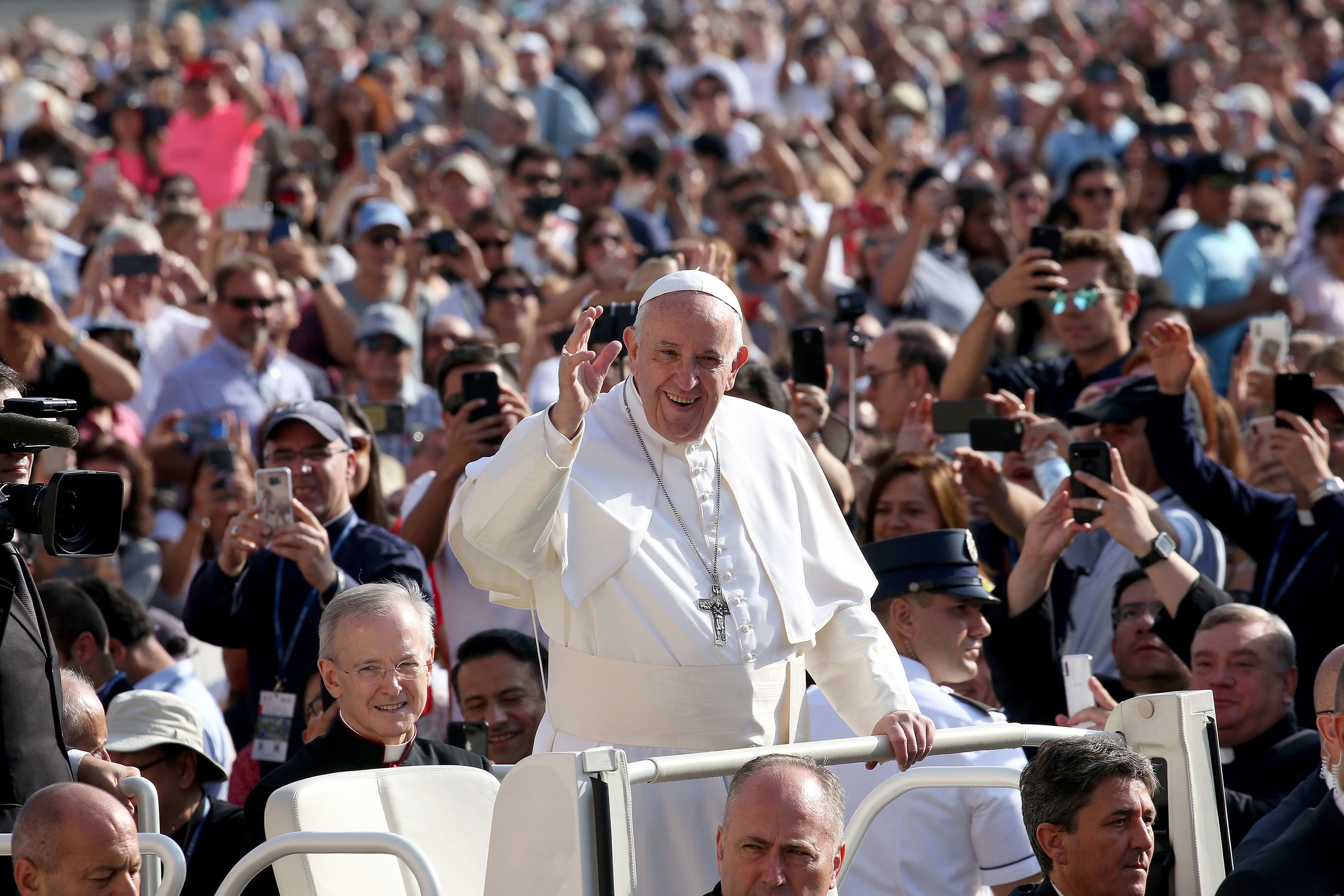 Папа Римський закликав людей використовувати якомога менше прикметників