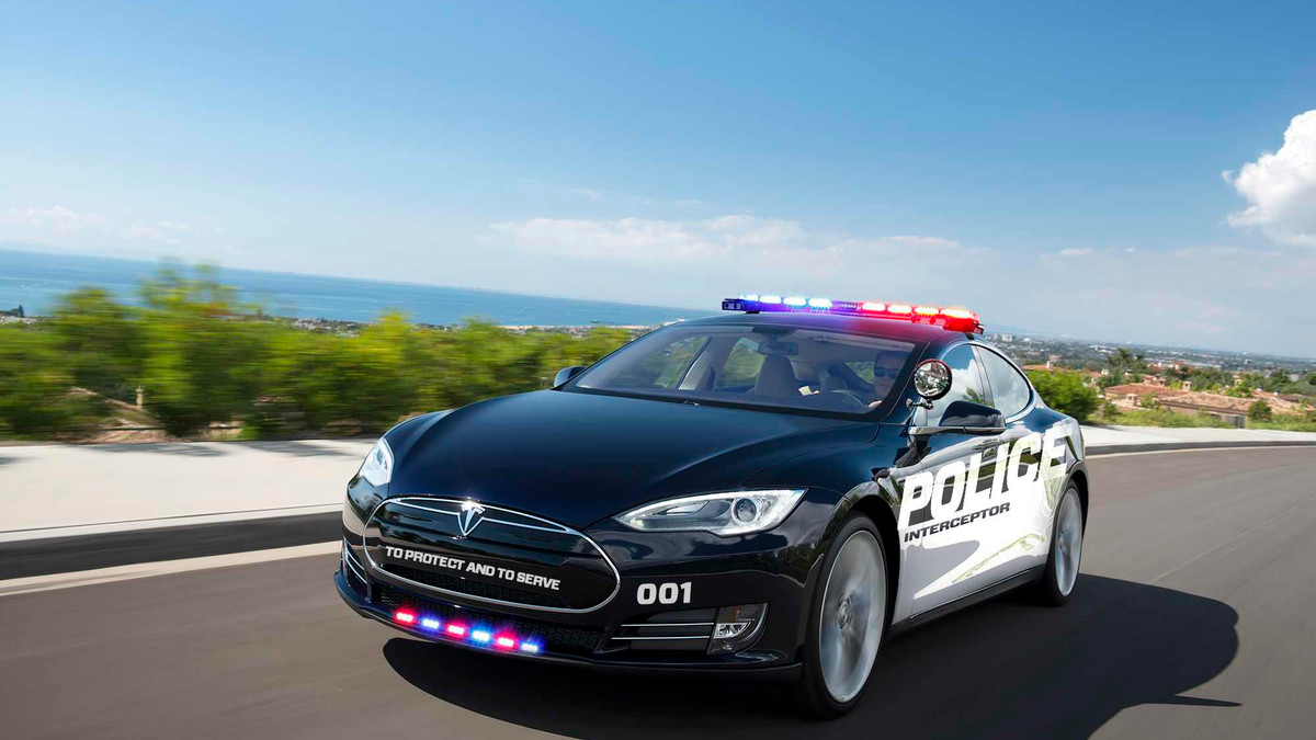 Поліцейські забули зарядити свою службову Tesla - фото 1