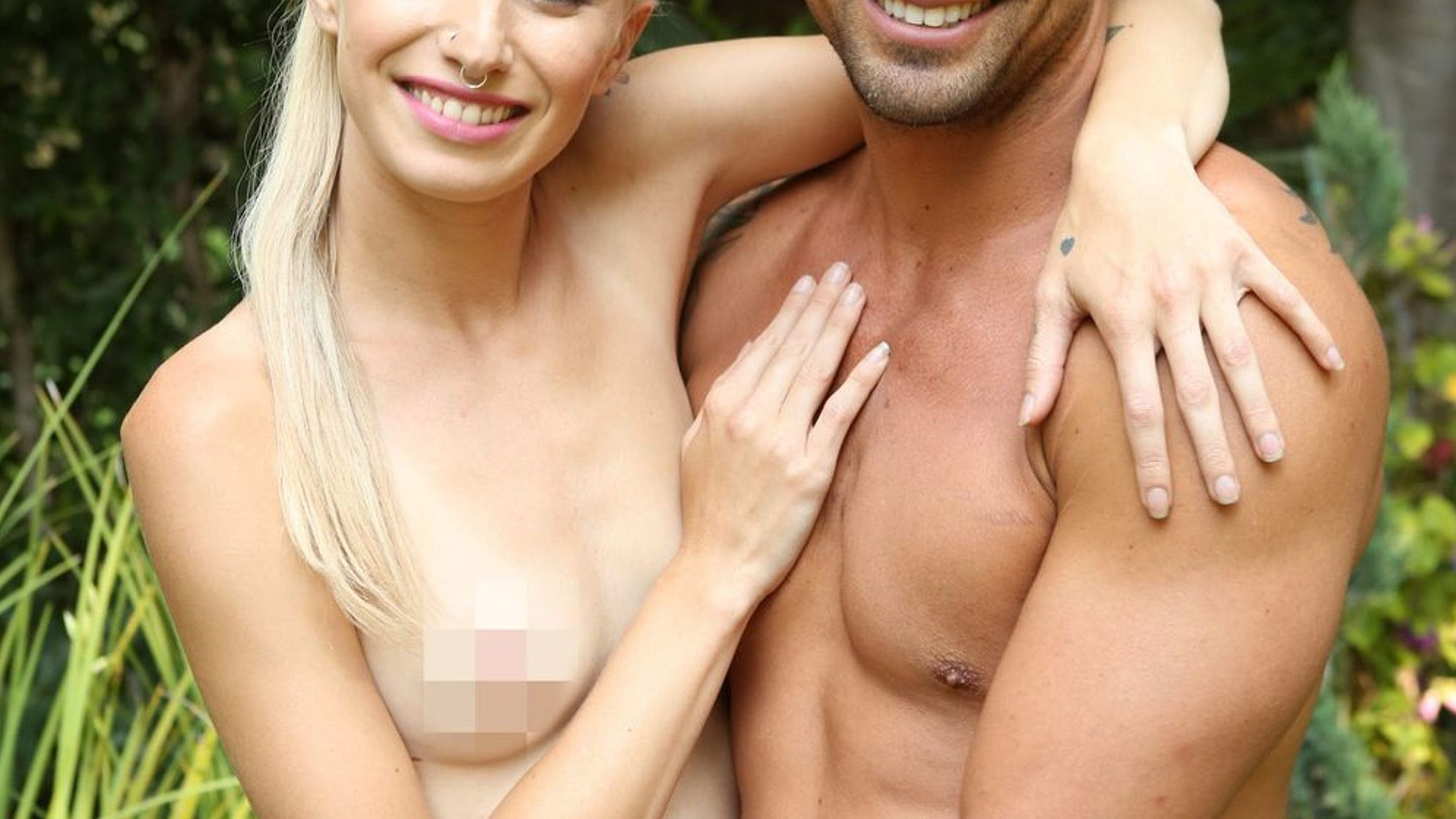 Голі і розкуті: мережу здивували фотографії оголеного весілля (18+)