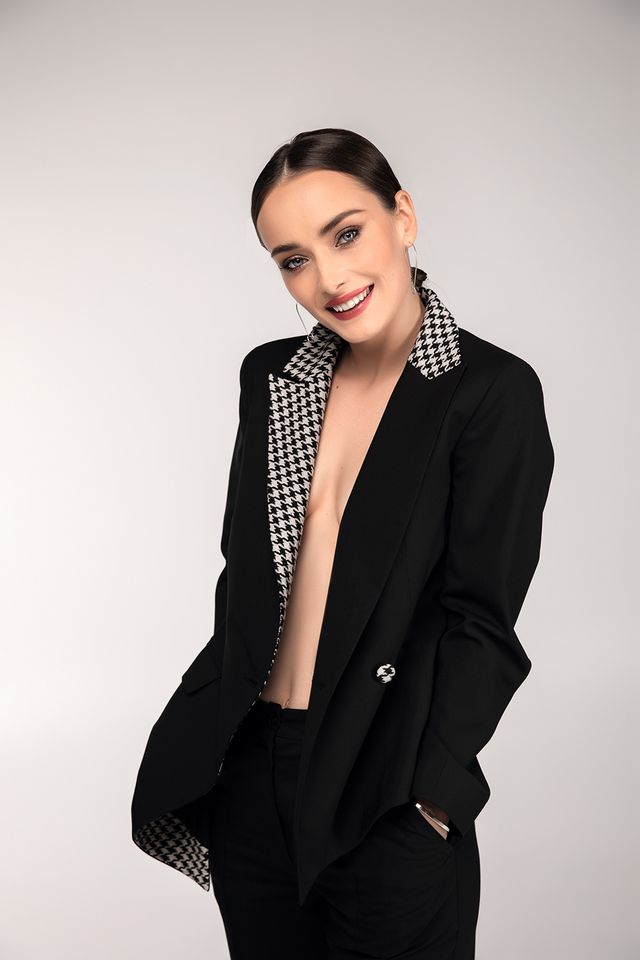 Зваблива зірка Кріпосної прикрасила обкладинку глянцю - фото 358038