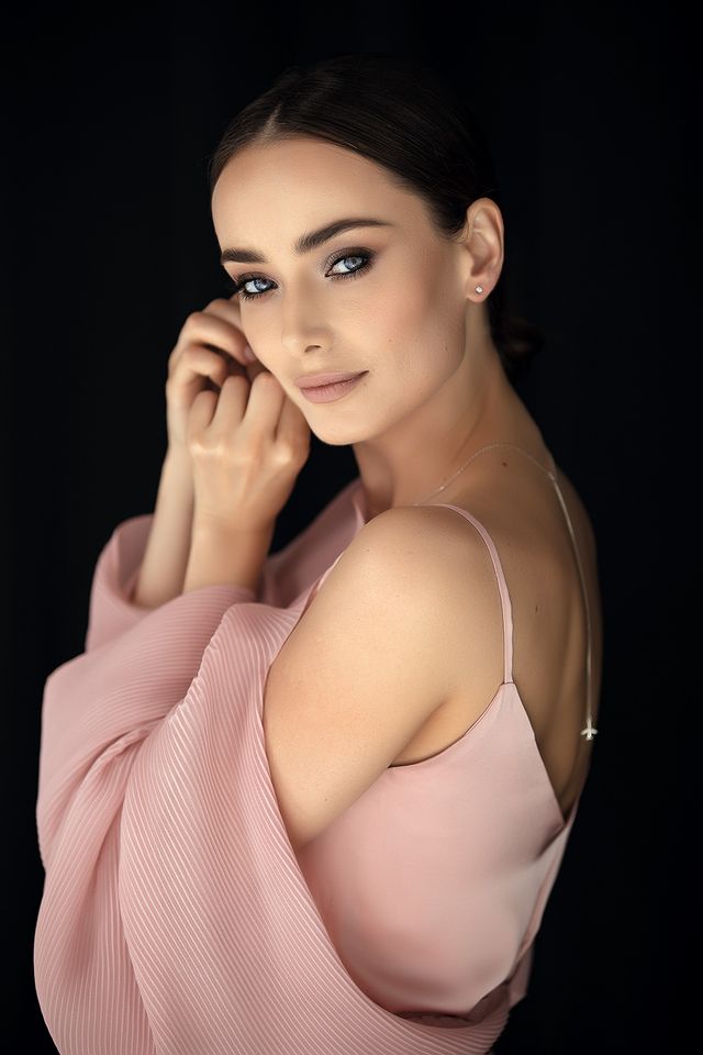 Зваблива зірка Кріпосної прикрасила обкладинку глянцю - фото 358039