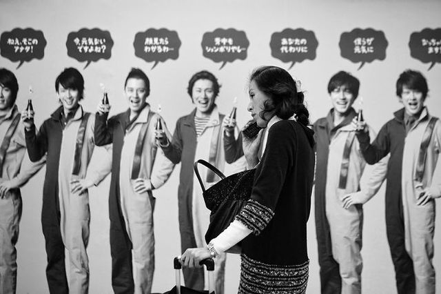 Фотограф показав ритм життя в метро Японії: яскраві кадри - фото 358133