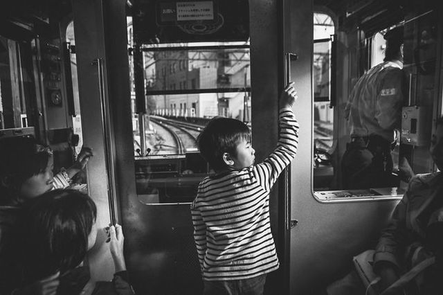 Фотограф показав ритм життя в метро Японії: яскраві кадри - фото 358137