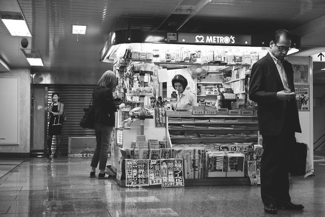 Фотограф показав ритм життя в метро Японії: яскраві кадри - фото 358140