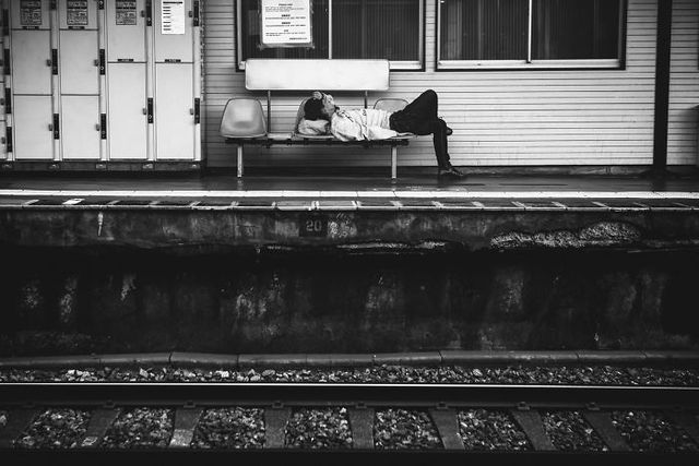 Фотограф показав ритм життя в метро Японії: яскраві кадри - фото 358141