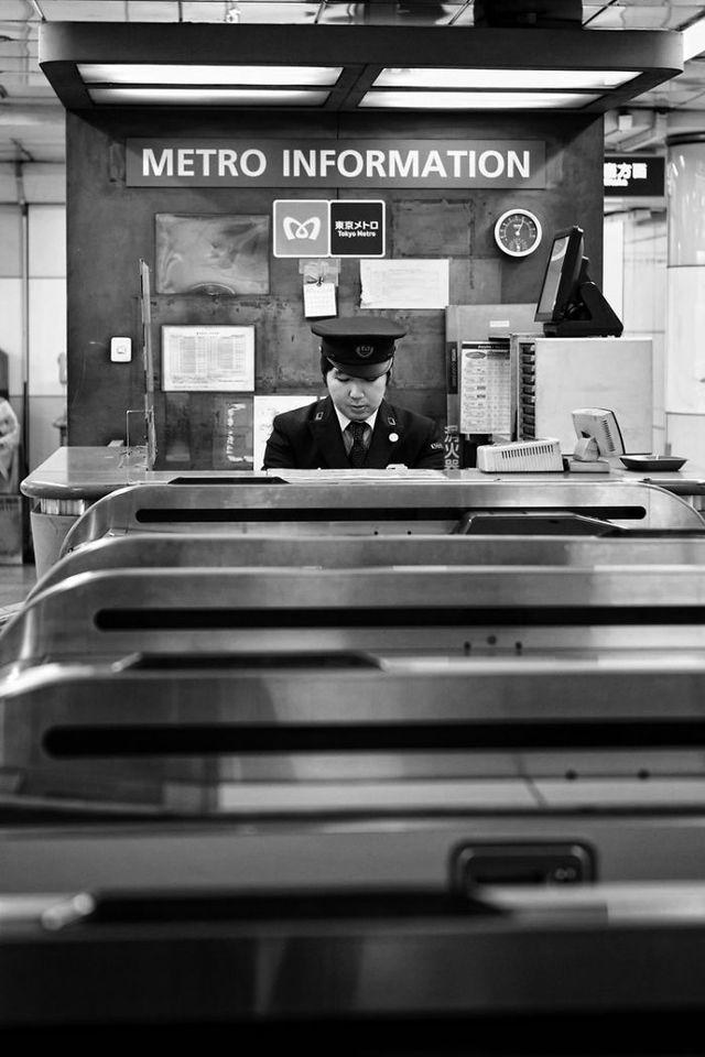 Фотограф показав ритм життя в метро Японії: яскраві кадри - фото 358144