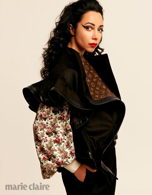 У мінісукні: Катерина Кухар прикрасила обкладинку глянцю - фото 358173