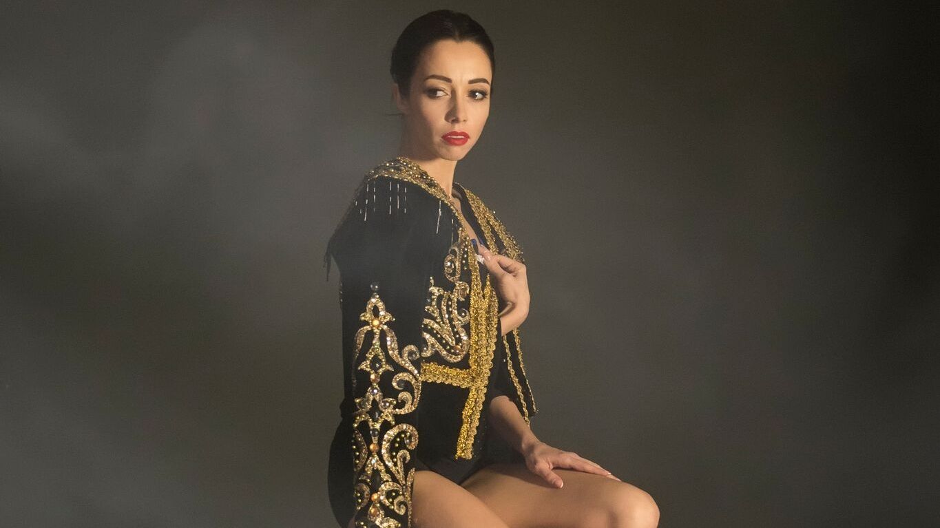 У мінісукні: Катерина Кухар прикрасила обкладинку глянцю