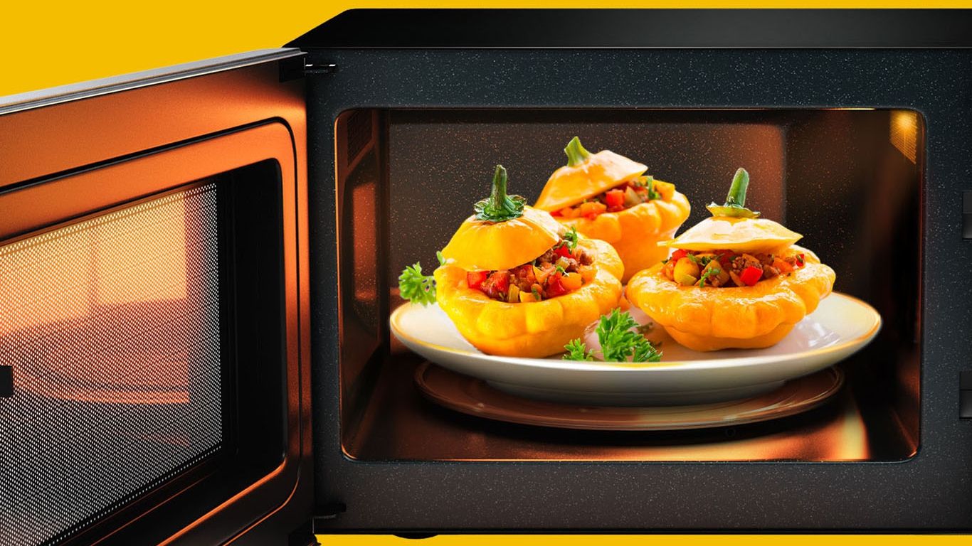 Навіщо треба обов'язково ставити склянку з водою у мікрохвильовку