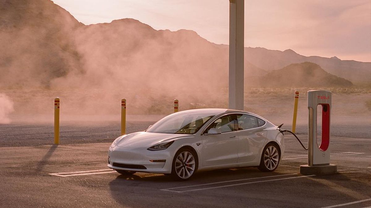 YouTube, Netflix та ігри: електромобілі Tesla отримали найбільше в історії оновлення