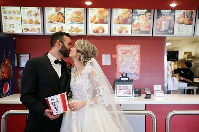 Мережа KFC запустила сервіс по організації весіль - фото 358320