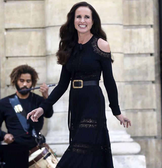 Українська дизайнерка стала моделлю на показі в Парижі: спокусливі фото - фото 358515