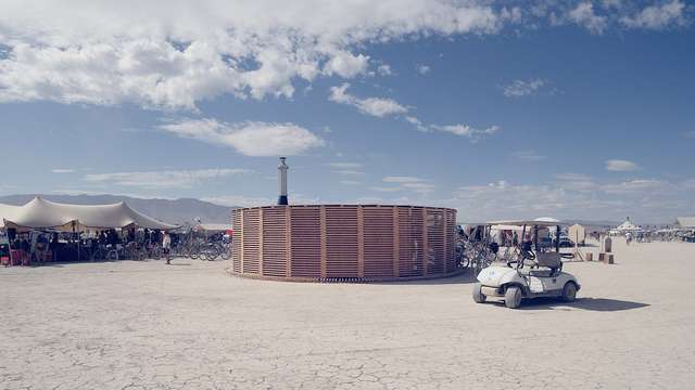 На фестивалі Burning Man побудували дерев'яну сауну: ефектні фото - фото 358741