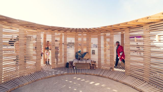 На фестивалі Burning Man побудували дерев'яну сауну: ефектні фото - фото 358742