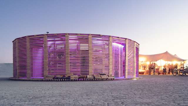 На фестивалі Burning Man побудували дерев'яну сауну: ефектні фото - фото 358744