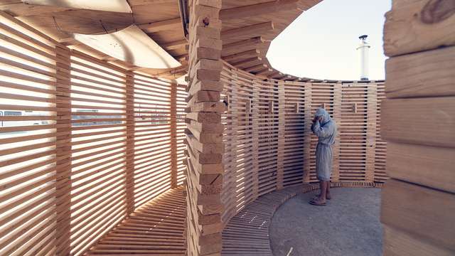 На фестивалі Burning Man побудували дерев'яну сауну: ефектні фото - фото 358745