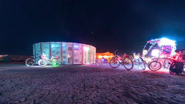 На фестивалі Burning Man побудували дерев'яну сауну: ефектні фото - фото 358746